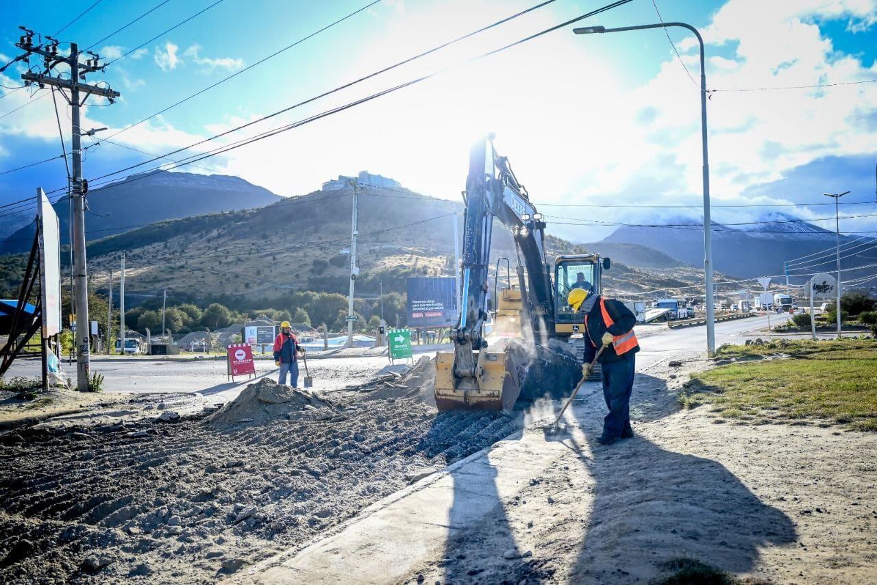 Ushuaia: comenzaron la repavimentación de la rotonda de Andorra