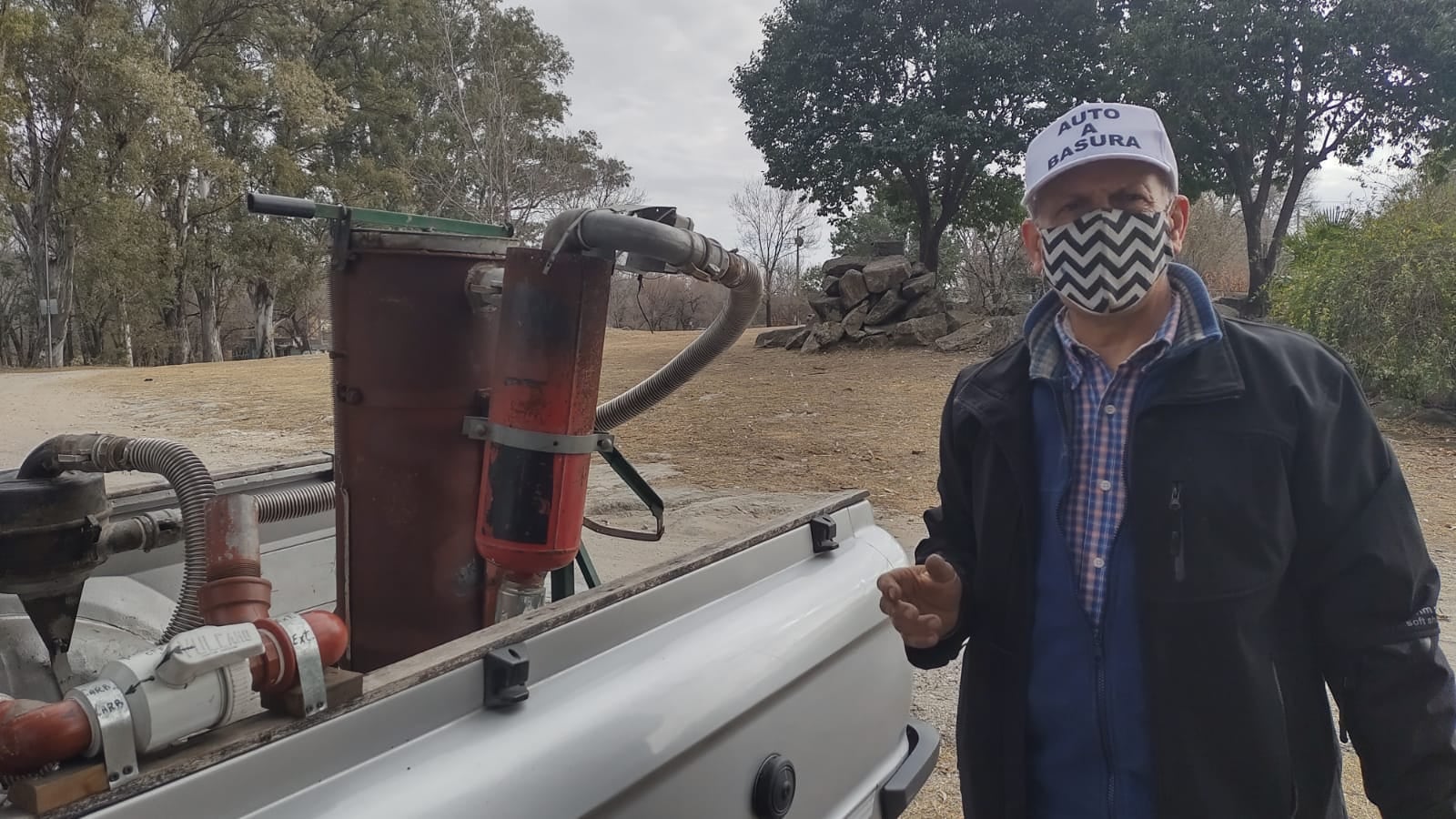 El ingeniero Edmundo Ramos puso en funcionamiento el primer auto que usa basura como combustible.