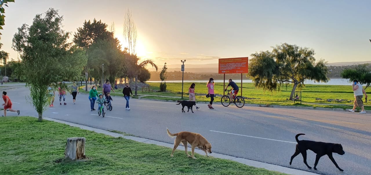 Costanera a la vera del lago San Roque, uno de los sitios más visitados este "finde XXL" en Villa Carlos Paz. (Foto: VíaCarlosPaz).