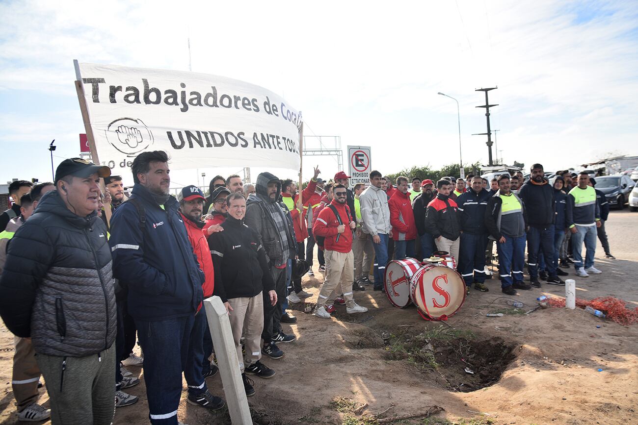 Como en marzo, protesta de trabajadores frente a la planta de Coca Cola - Córdoba. (Pedro Castillo / La Voz)