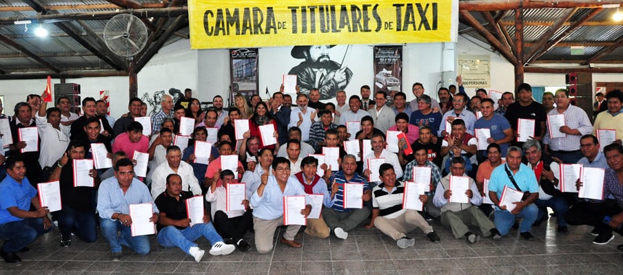 Los nuevos titulares de licencias para taxis, y en consecuencia nuevos miembros de la Cámara que los agrupa, agradecieron a las autoridades por la entrega de la documentación.