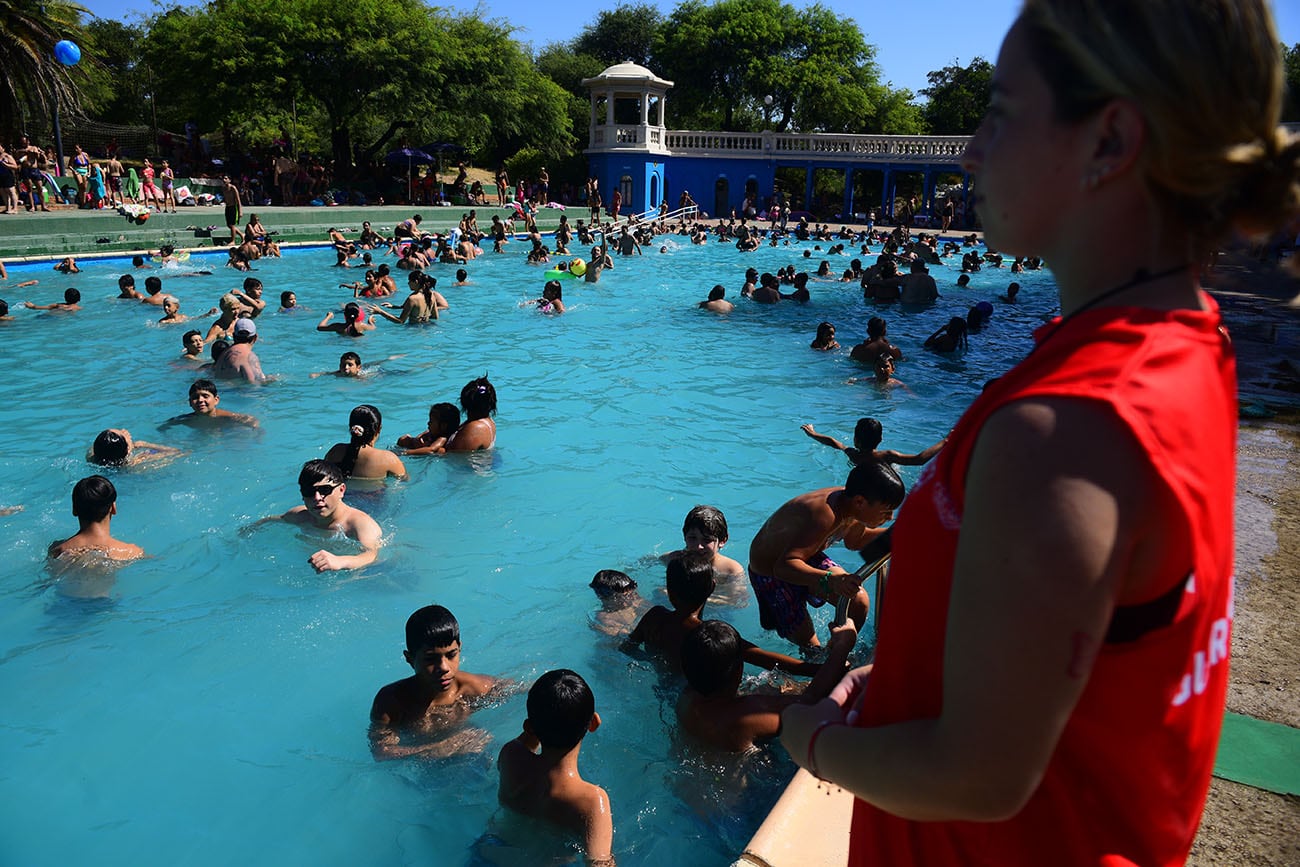 Las piletas son una opción para escapar del calor en Córdoba. (José Gabriel Hernández / La Voz)