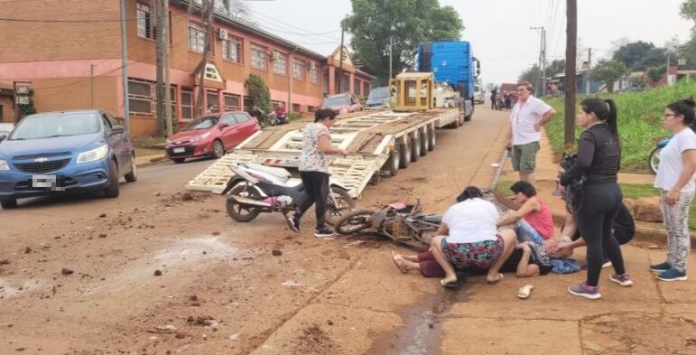 Accidente vial en Puerto Iguazú dejó a dos mujeres hospitalizadas.