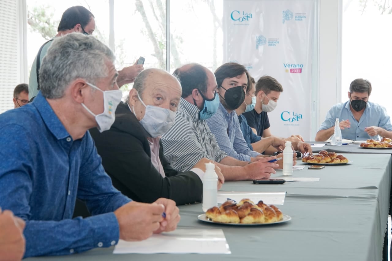 El gobernador bonaerense Axel Kicillof se reunió con intendentes para evaluar posibles medidas restrictivas ante el aumento de contagios por coronavirus. (Twitter/BarreraGusOk)