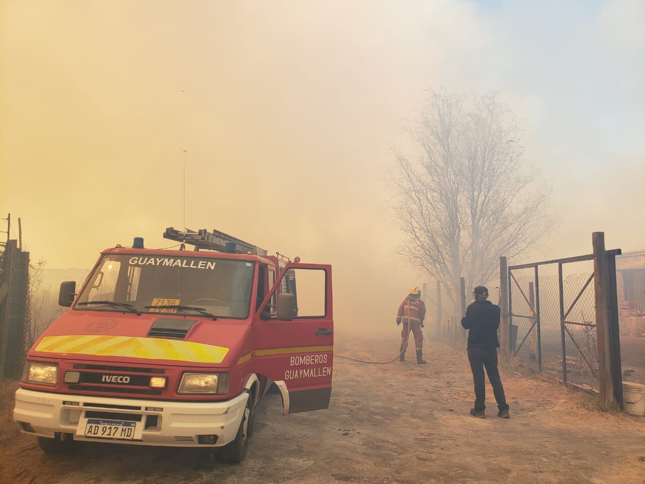 El predominante Viento Sur complicó el labor de los bomberos.  Foto: Claudio Gutiérrez / Los Andes