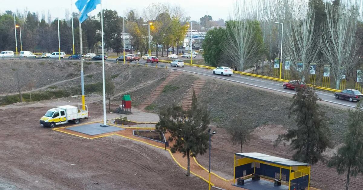 Impactante accidente en Mendoza: robaron un auto, escaparon de la policía y volcaron