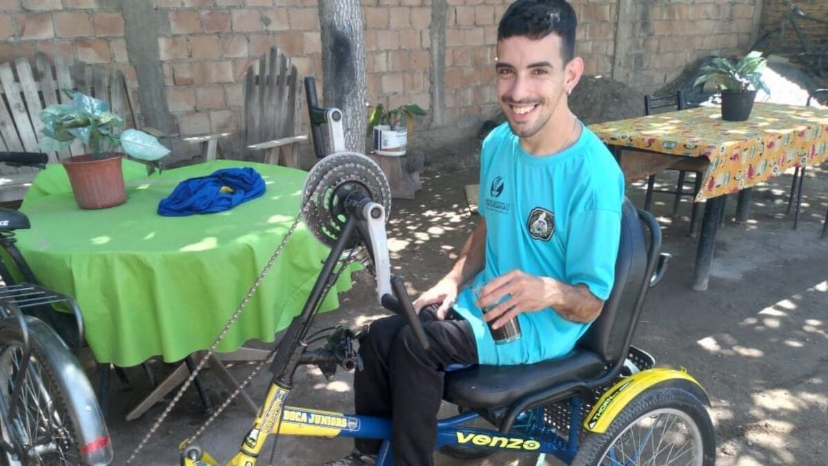 Se le rompió la bicicleta adaptada en una maratón y personal penitenciario de San Juan se la arregló