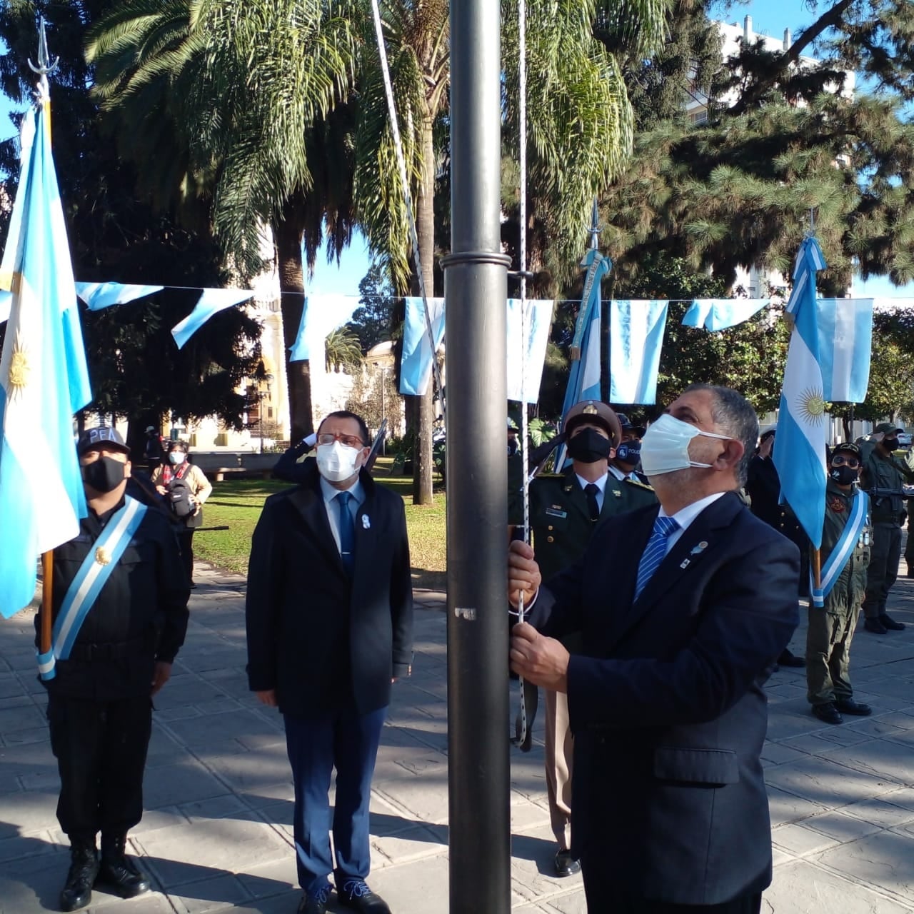 El intendente Jorge fue invitado a izar la Bandera Nacional de la Libertad Civil.