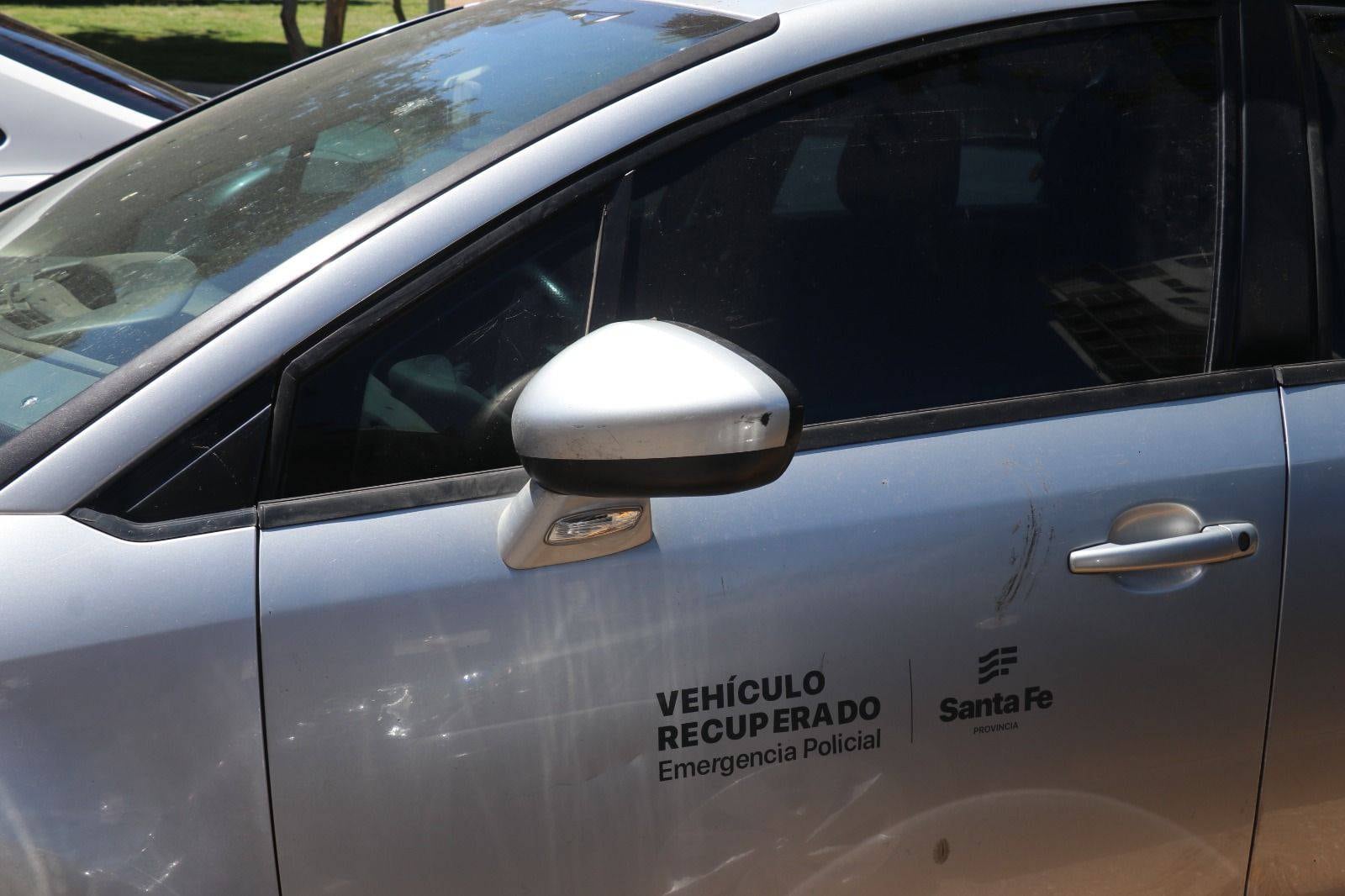 Los coches están ploteados en el marco de la emergencia policial.