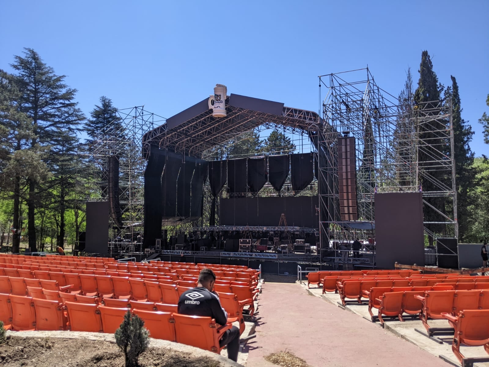 Alistan el escenario principal del predio de la Oktoberfest, que empieza el próximo viernes. (La Voz)