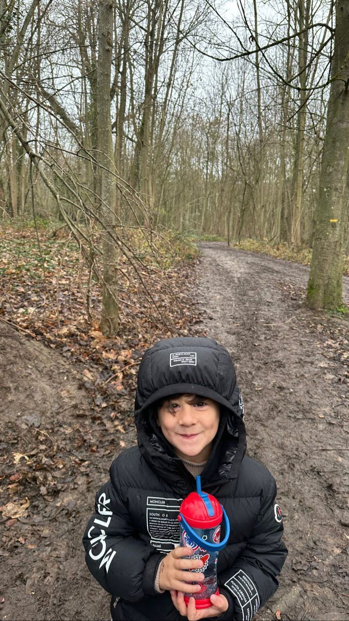 El hermano de Thiago y Mateo posó ante la cámara en una pausa de la caminata.