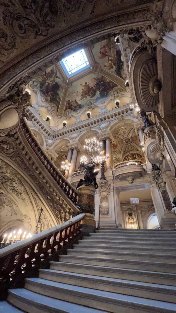 La esposa de Lionel Messi compartió varias fotos de uno de los teatros más importantes de París.