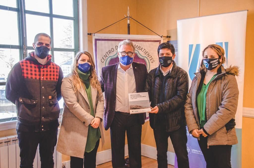 Mario Daniele, Cecilia Fiocchi junto a miembros de la Subcomisión "Herederos de la Causa Malvinas".