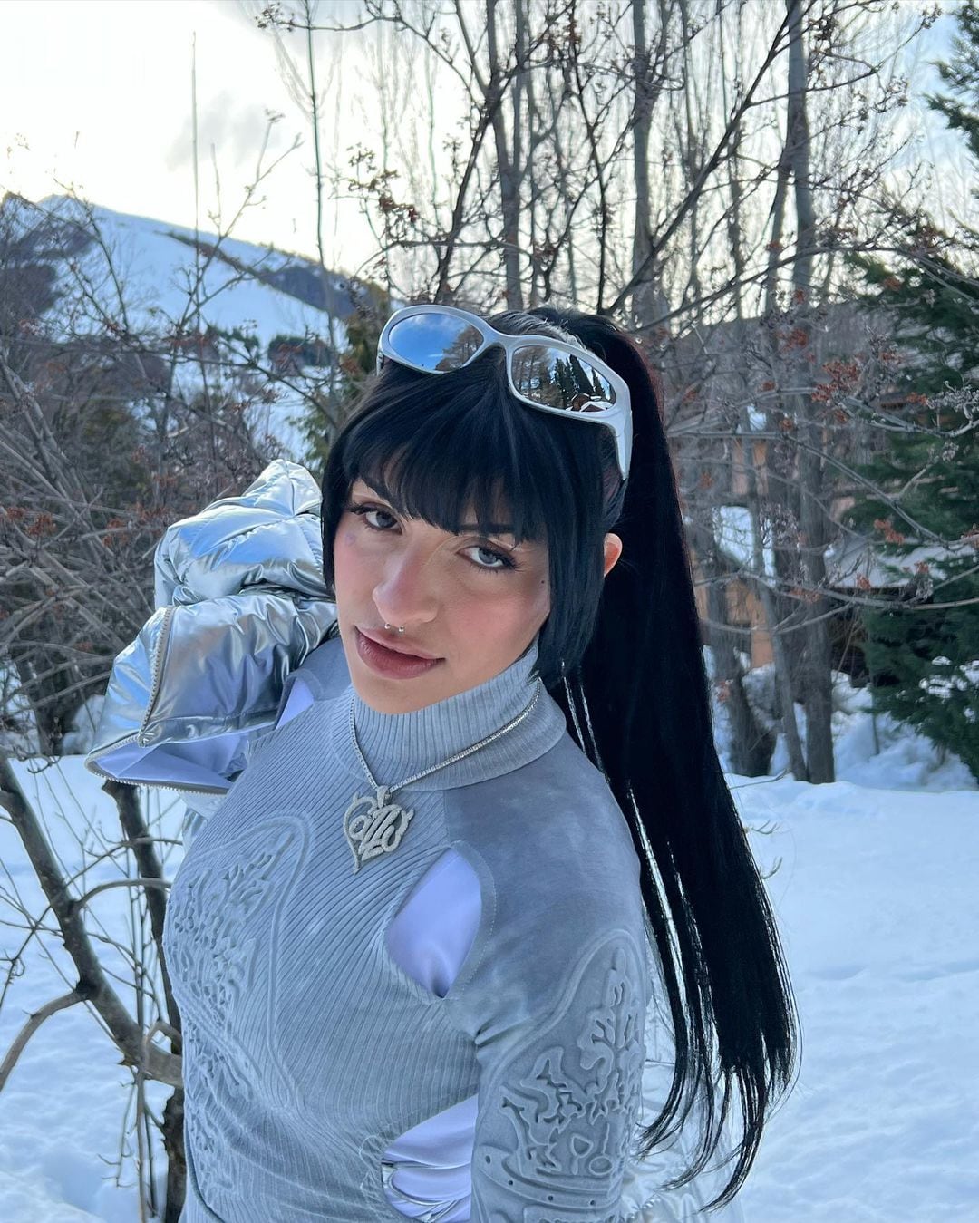 Al estilo reina del hielo, Cazzu conquistó más de 1 millón de corazones en “cat-suit” blanco y bucaneras.