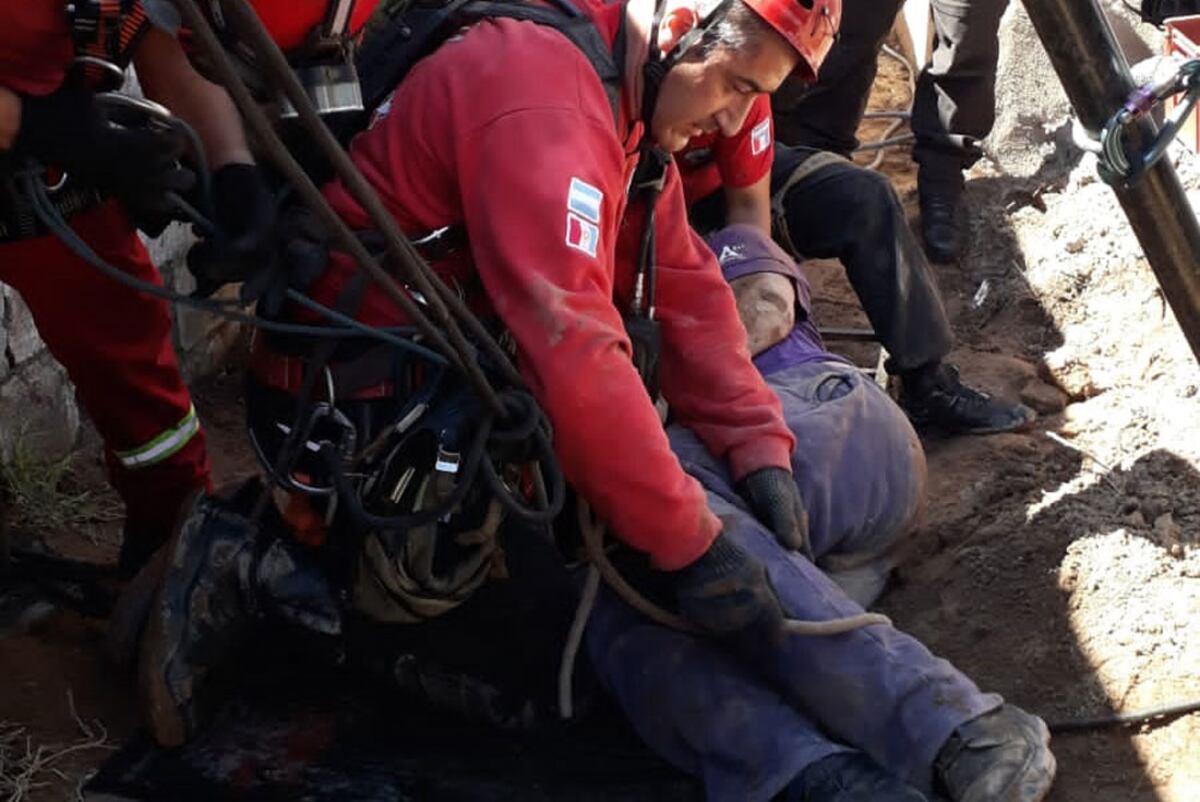 Córdoba: el espectacular rescate de un jubilado que cayó en un pozo de 13 metros