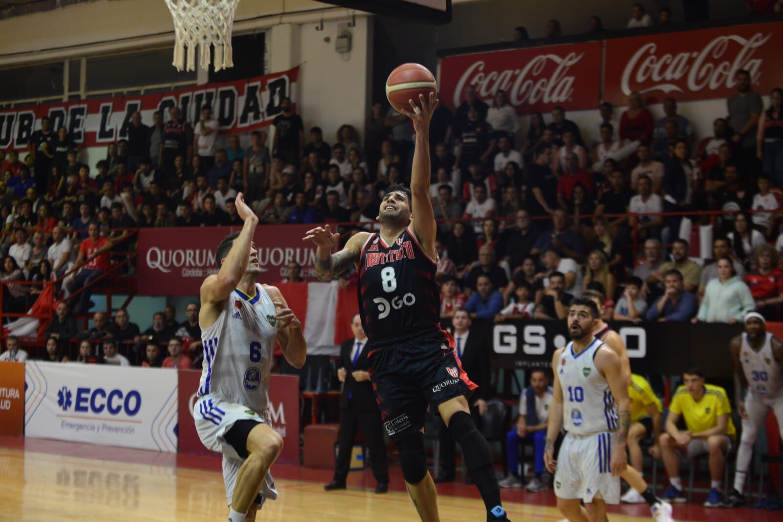 Instituto y Boca, por el quinto juego de la serie semifinal de la LNB, en Alta Córdoba. (Nicolás Bravo / La Voz)