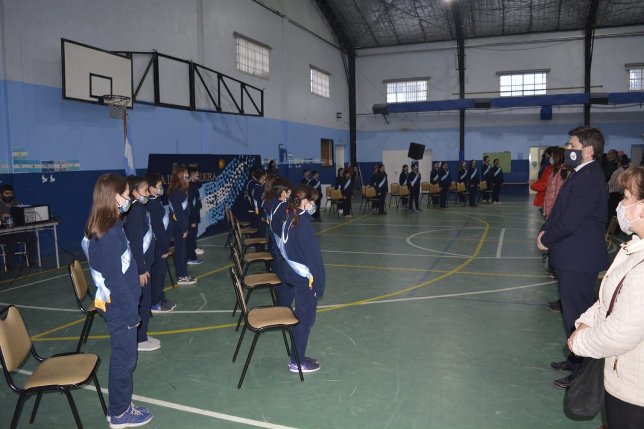 Los alumnos escucharon atentamente y dieron su promesa a la Bandera, la que fue tomada por Veteranos de la Guerra de Malvinas.