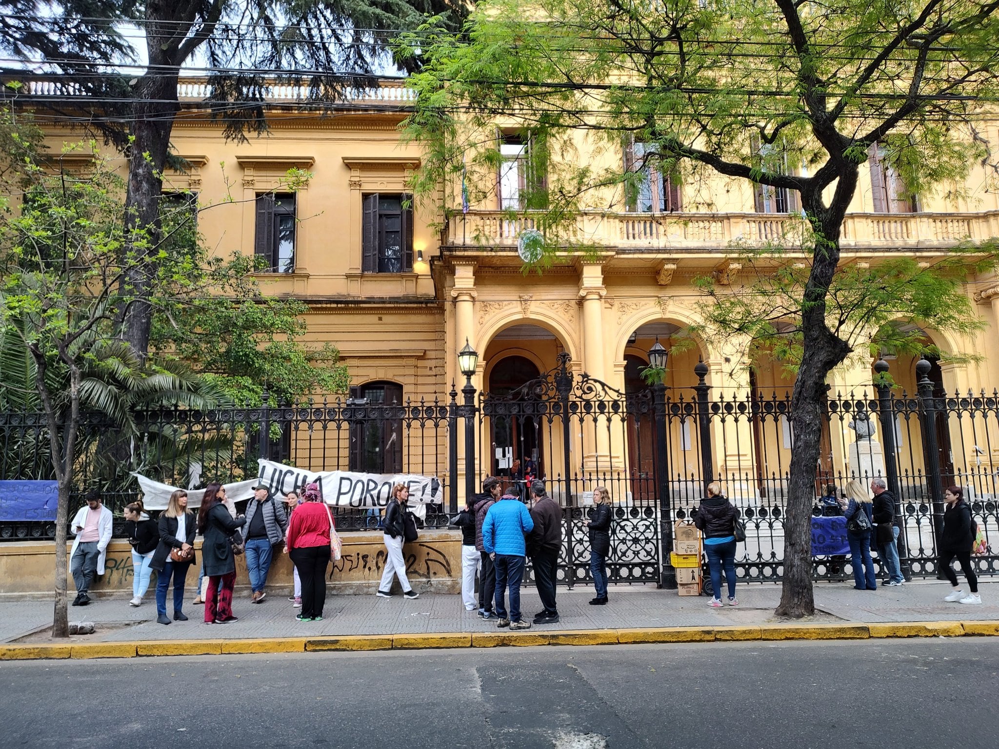 Los alumnos tomaron el colegio desde el pasado viernes y estuvieron todo el fin de semana. 