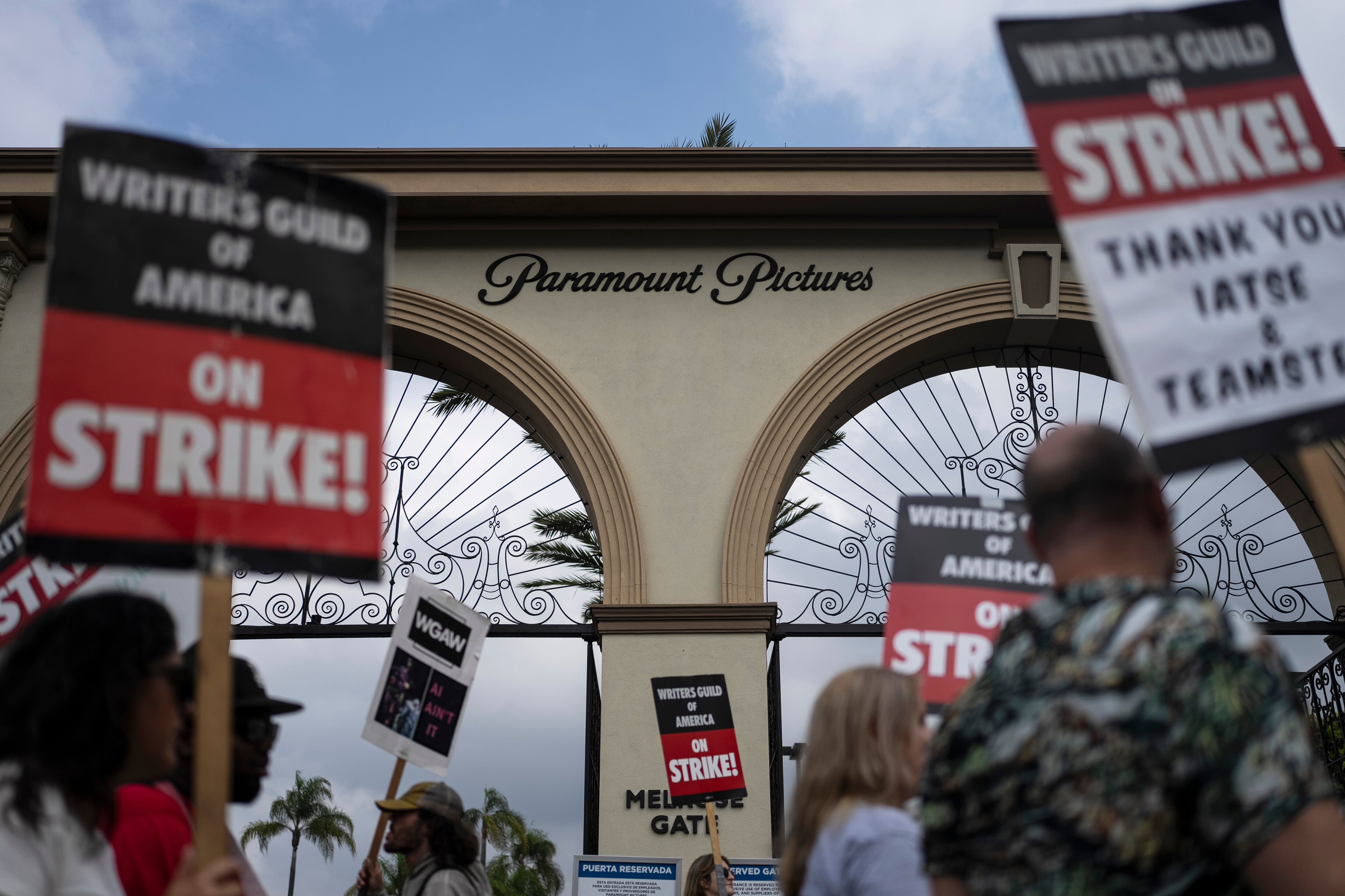 ARCHIVO - Manifestantes con letreros fuera del estudio de Paramount Pictures en Los Angeles, el 21 de septiembre de 2023. Se alcanzó un acuerdo tentativo para terminar la huelga de guionistas de Hollywood el 24 de septiembre de 2023 después de casi cinco meses. (Foto AP/Jae C. Hong, archivo)