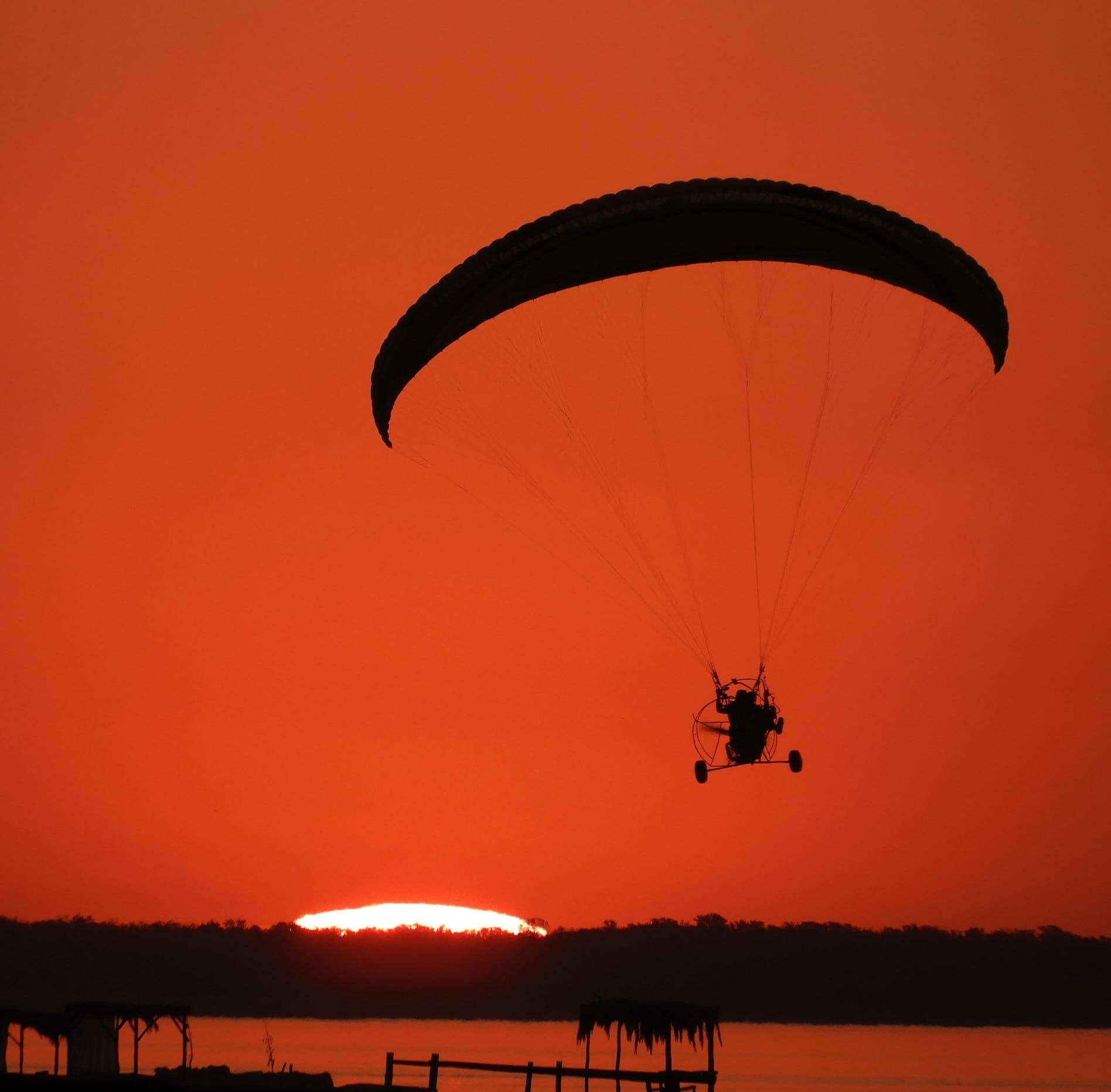 Aficionados a la aeronáutica disfrutan del Mar de Ansenuza.