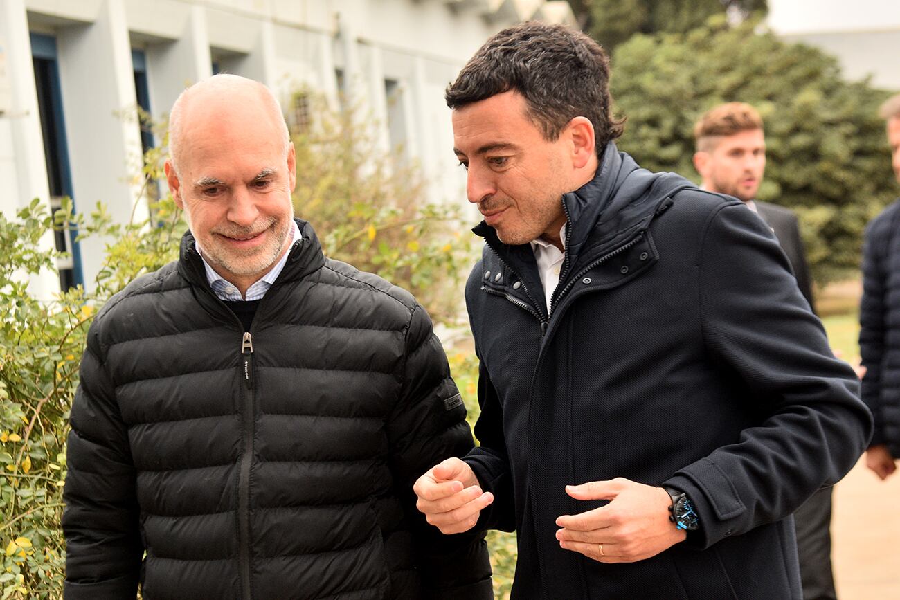 Rodrigo De Loredo con Horacio Larreta en la fábrica de autopartes Venturi Hnos., en Córdoba, este viernes por la mañana.