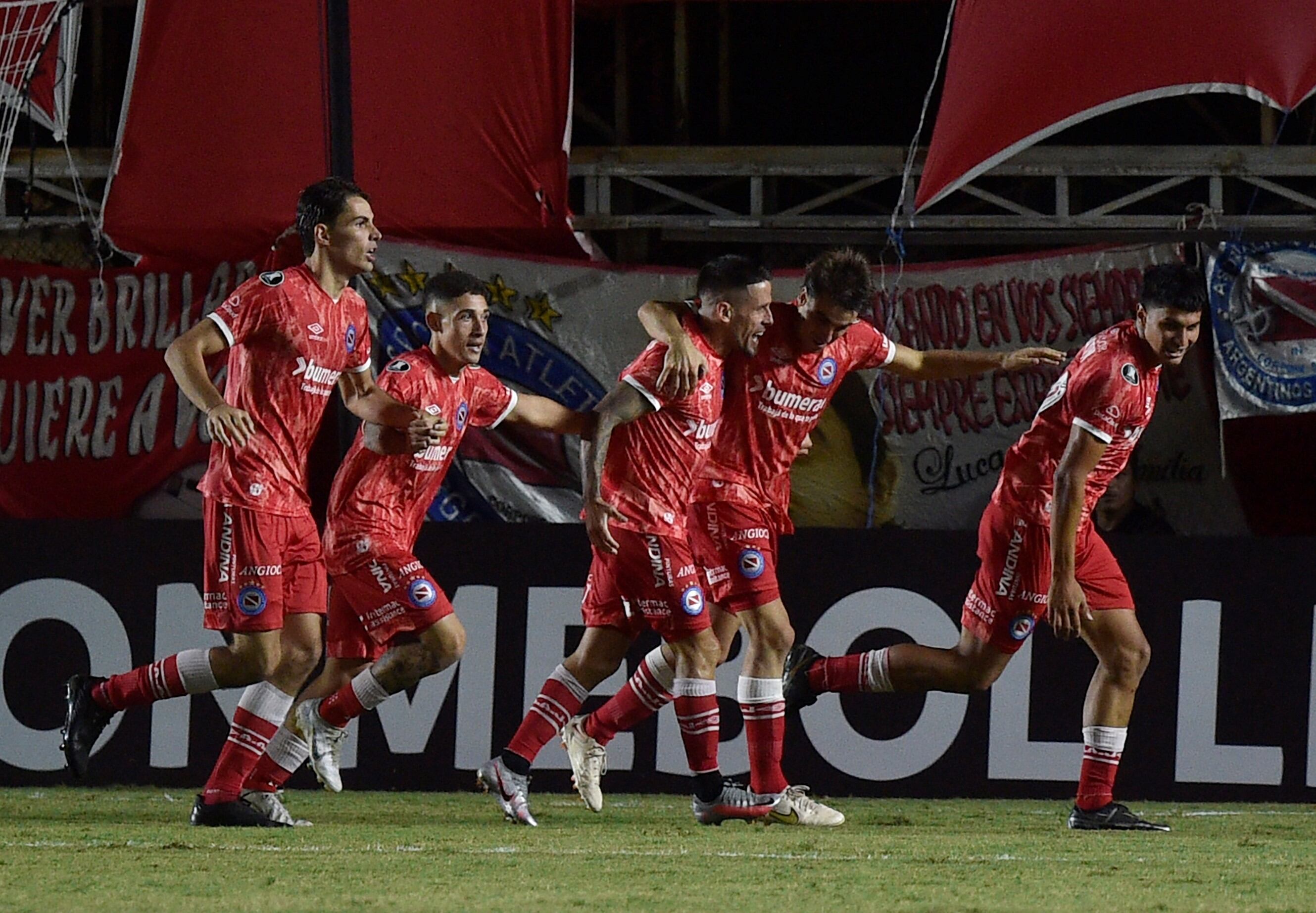 Todo Argentinos festeja el gol de Javier Cabrera que le dio el triunfo en el arranque de la Libertadores. Foto: AP.