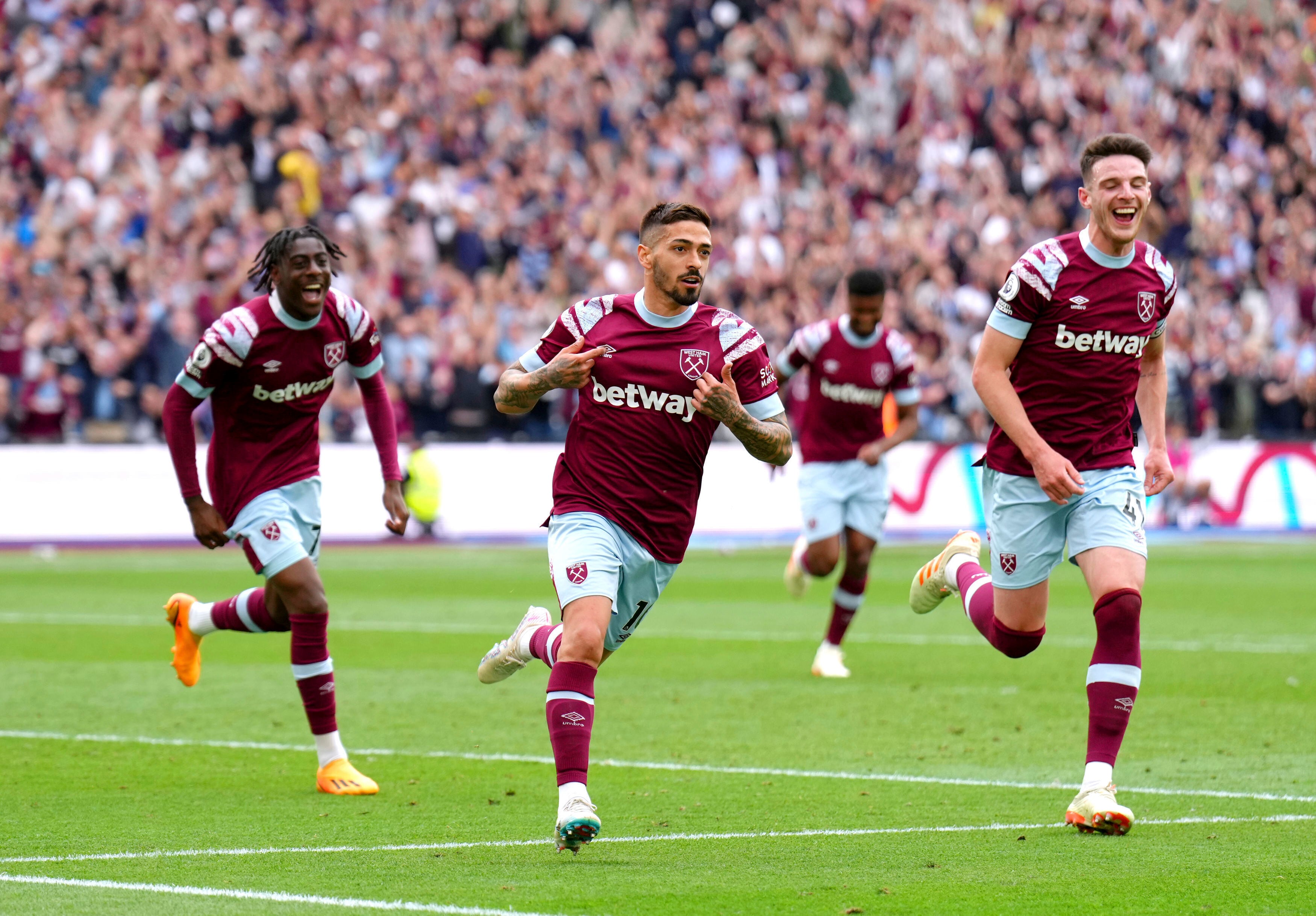 Manuel Lanzini del West Ham celebra tras anotar el tercer gol de su equipo ante el Leeds en el Estadio de Londres el domingo 21 de mayo del 2023. (John Walton/PA via AP)