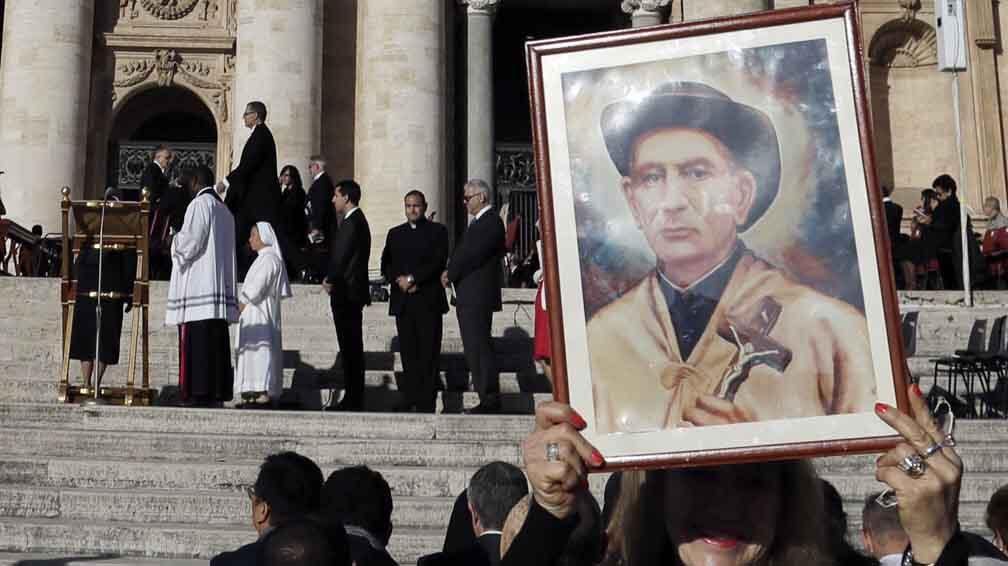 Durante una multitudinaria misa en la Plaza de San pedro canonizó al Cura Brochero el 16 de octubre de 2016. AP