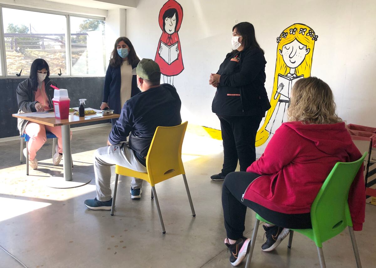 Ana María Nadal visitó los centros de vacunación y aseguró que el plan “se realiza con normalidad”