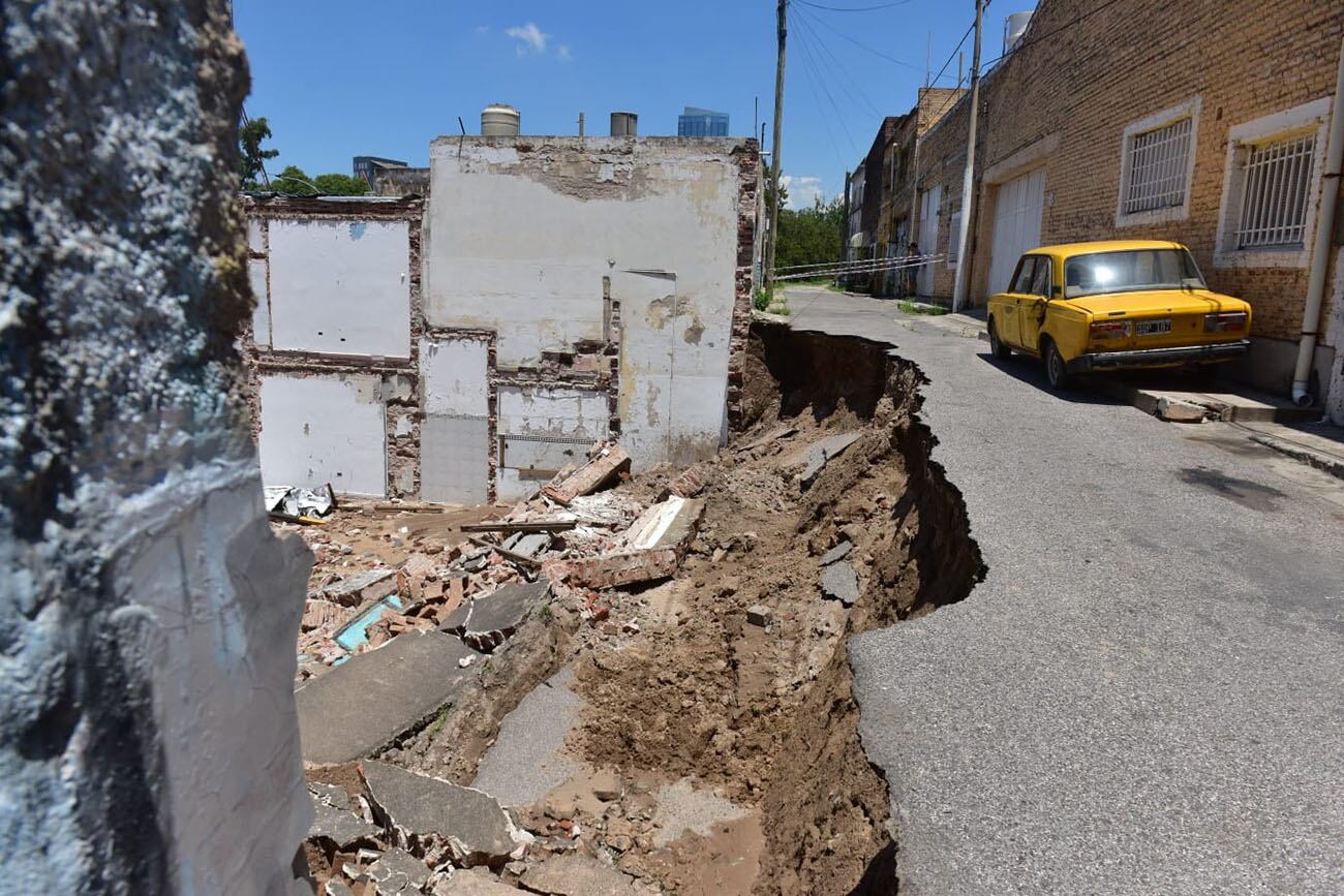 Socavón en Ducasse: derrumbe en el pasaje Las Heras por obras en construcción. (José Gabriel Hernández / LaVoz)