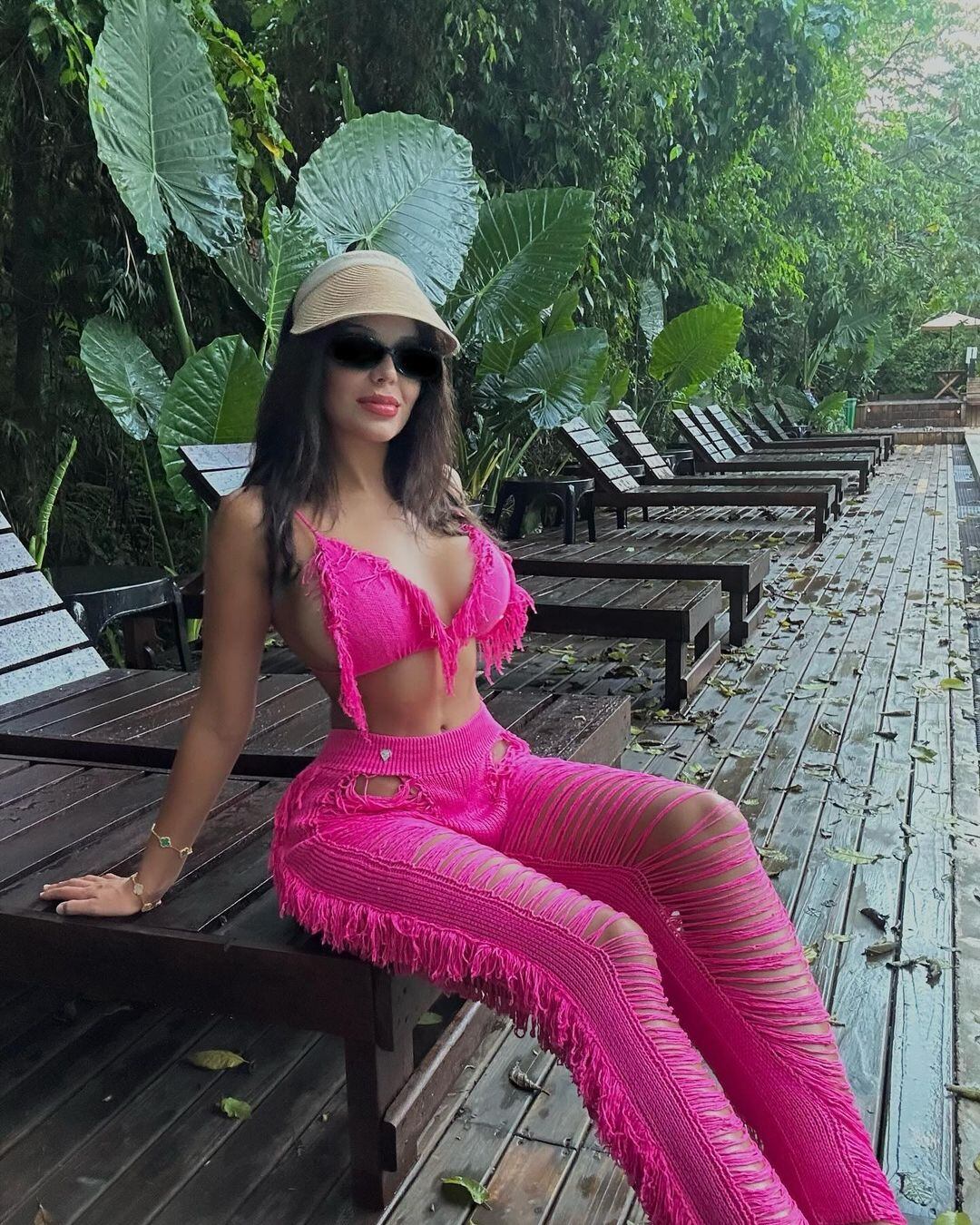 Desde las Cataratas del Iguazú, Charlotte Caniggia deslumbró con un corpiño fucsia impactante