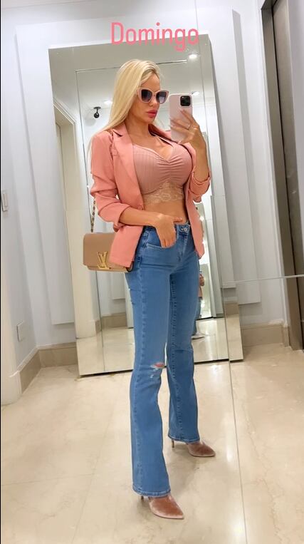 Luciana Salazar rompió corazones con un look bomba: top de encaje, jean y bolso Louis Vuitton.