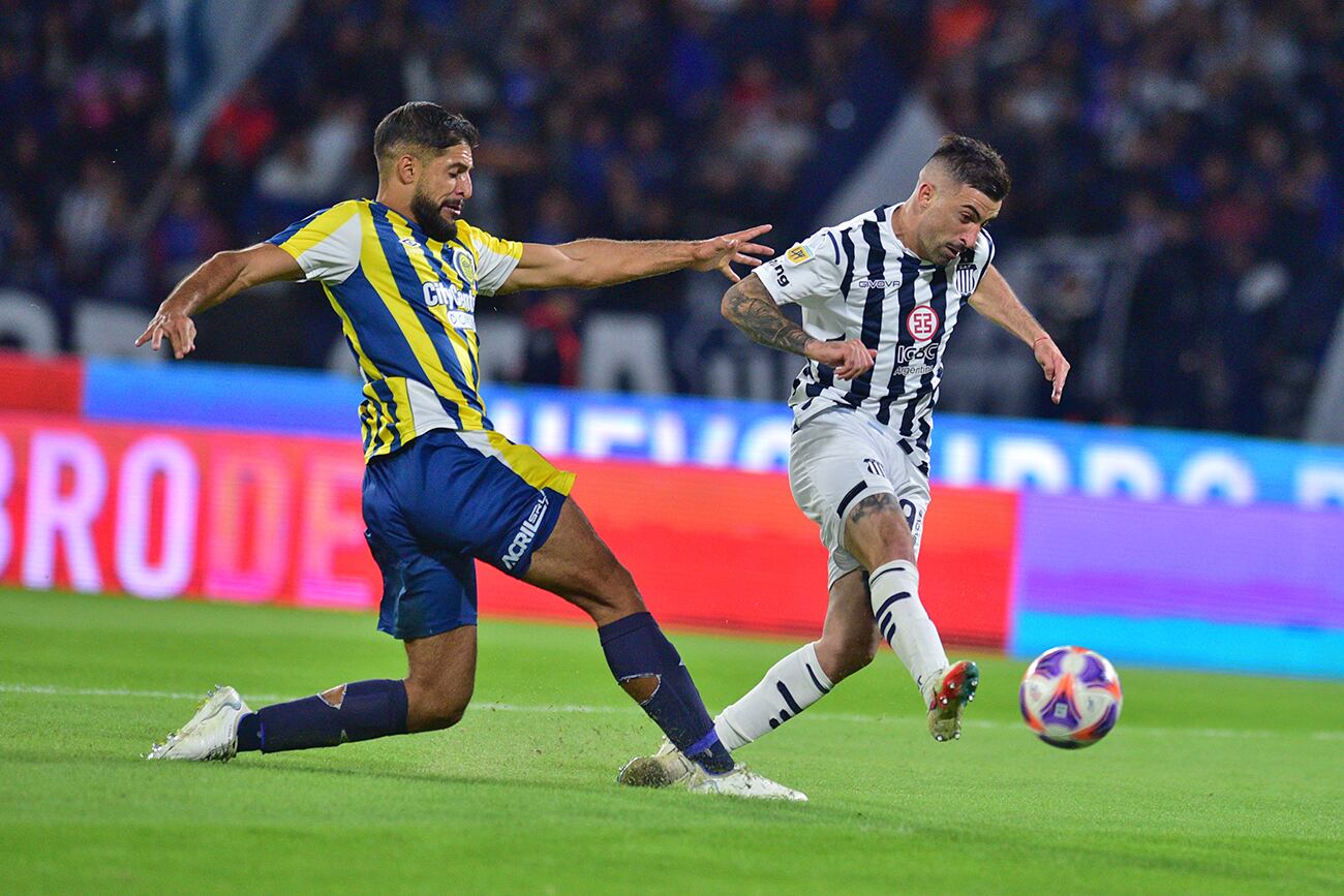 Talleres y Rosario Central en el Kempes ante una multitud por la fecha 14 de la Liga Profesional. Michael Santos autor de tres goles. (Ramiro Pereyra)