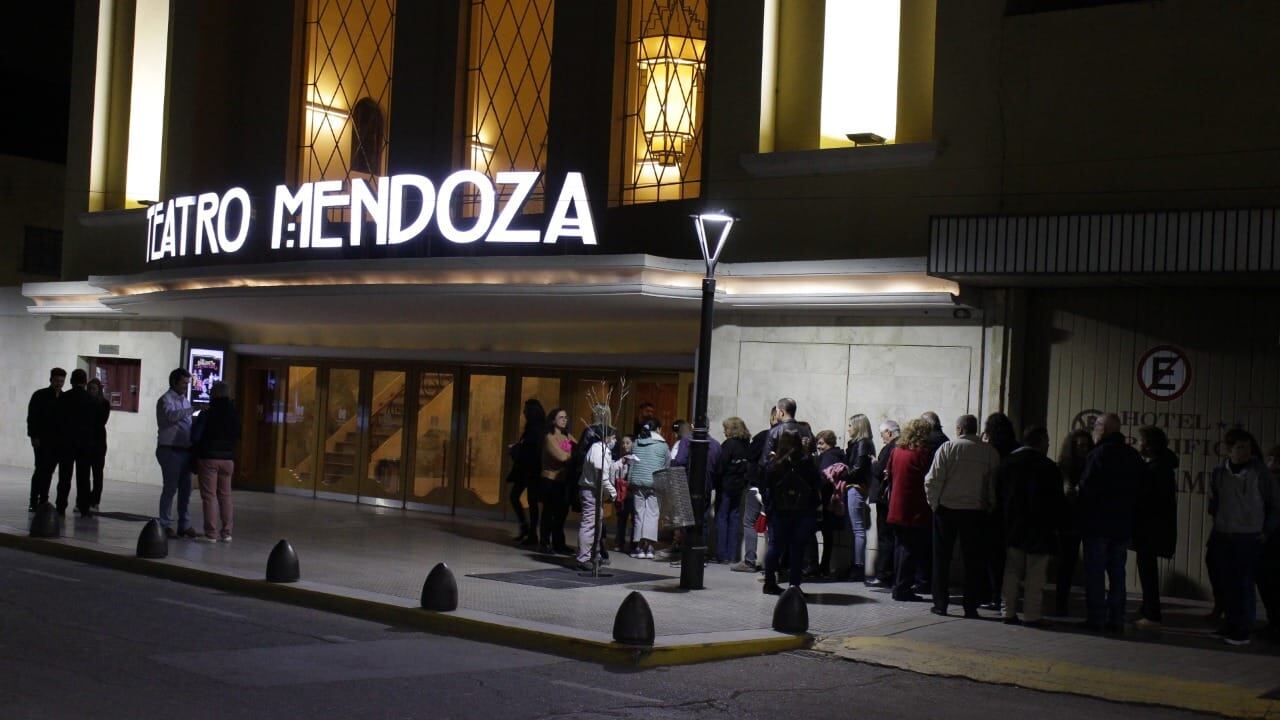 El público colmó la sala del Teatro Mendoza para la presentación de la Orquesta Filarmónica de General Alvear.