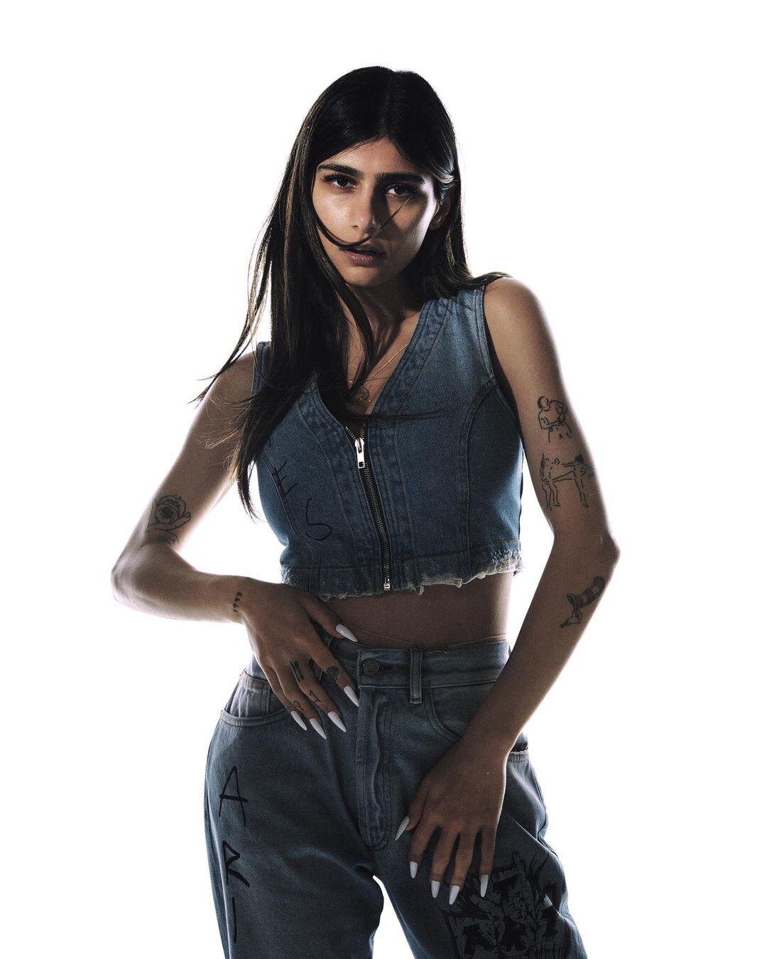 Mia Khalifa con un total denim.