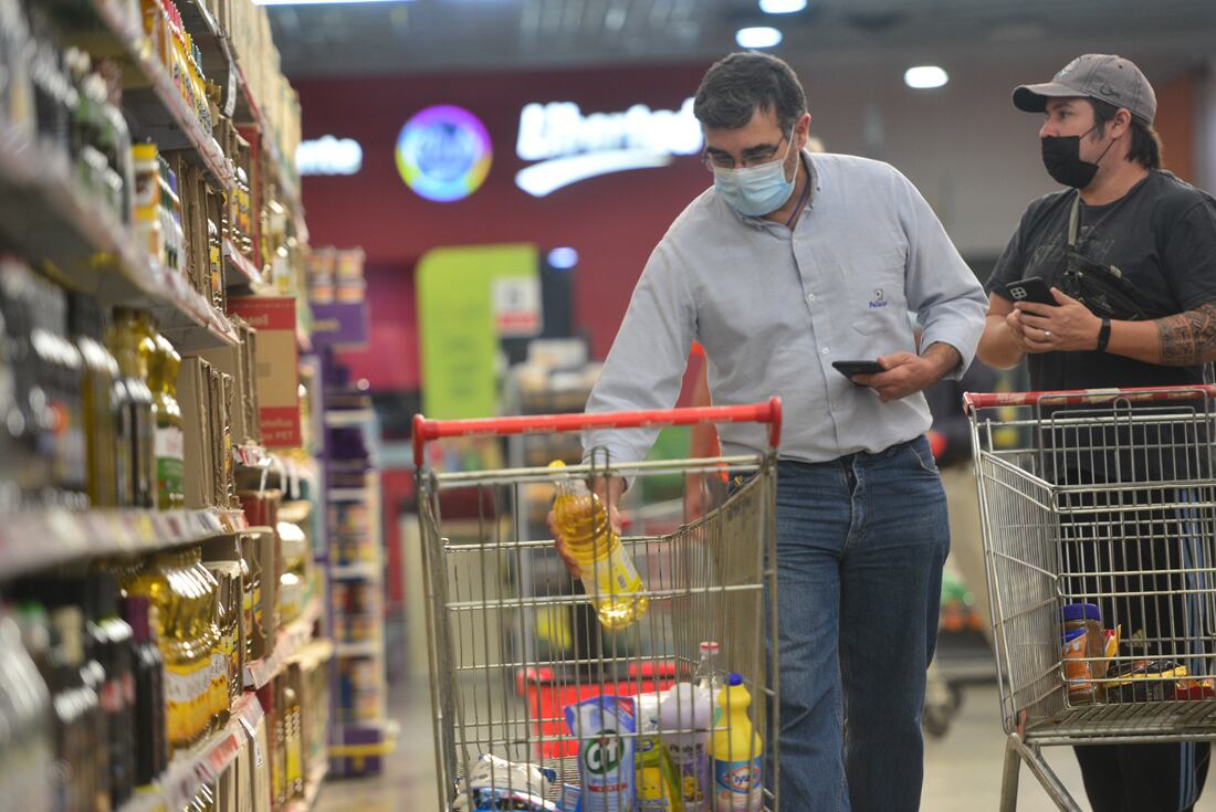 Compras en el supermercado Libertad precios inflación gondolas alimentos productos de limpieza 13 abril 2022 foto Javier Ferreyra