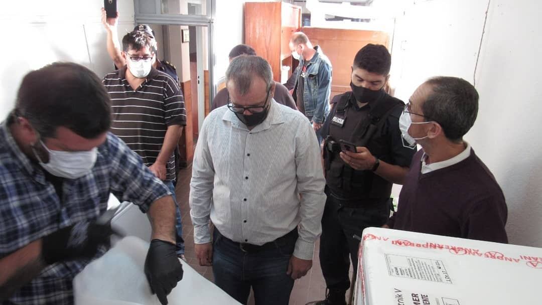 Joaquín Propato, uno de los coordinadores de la campaña de vacunación en Azul, recibió las 600 dosis en la Escuela 14. 