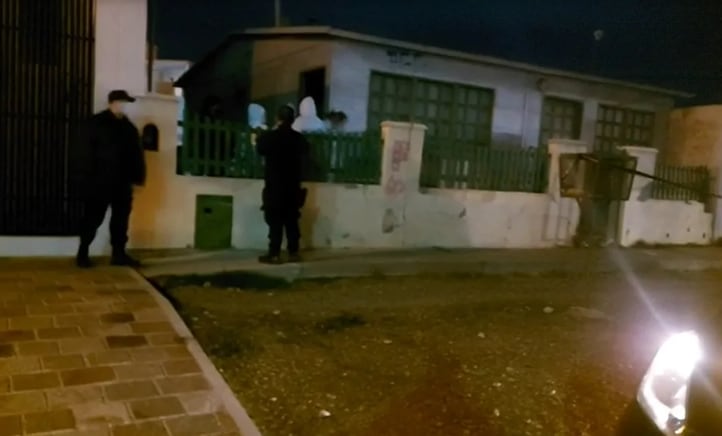 Hallaron en una casa de Caleta Olivia a una mujer que habrá fallecido hace dos meses.