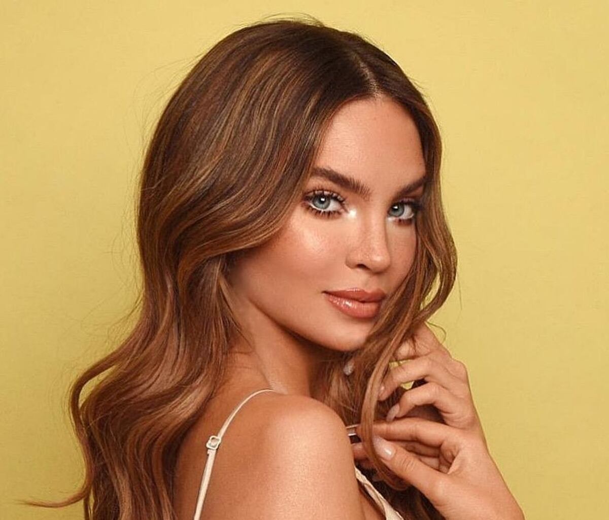 Belinda posó con un conjunto de ropa interior negro y cautivó a sus fans