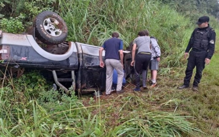 Caraguatay: dos heridas tras un despiste y vuelco sobre la ruta.