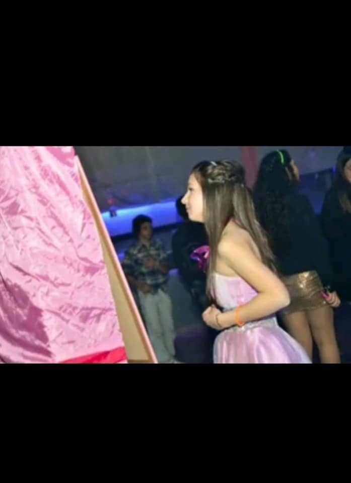 Nahir Galarza recordó su fiesta de 15 y tapó la cara de su padre en las fotos.