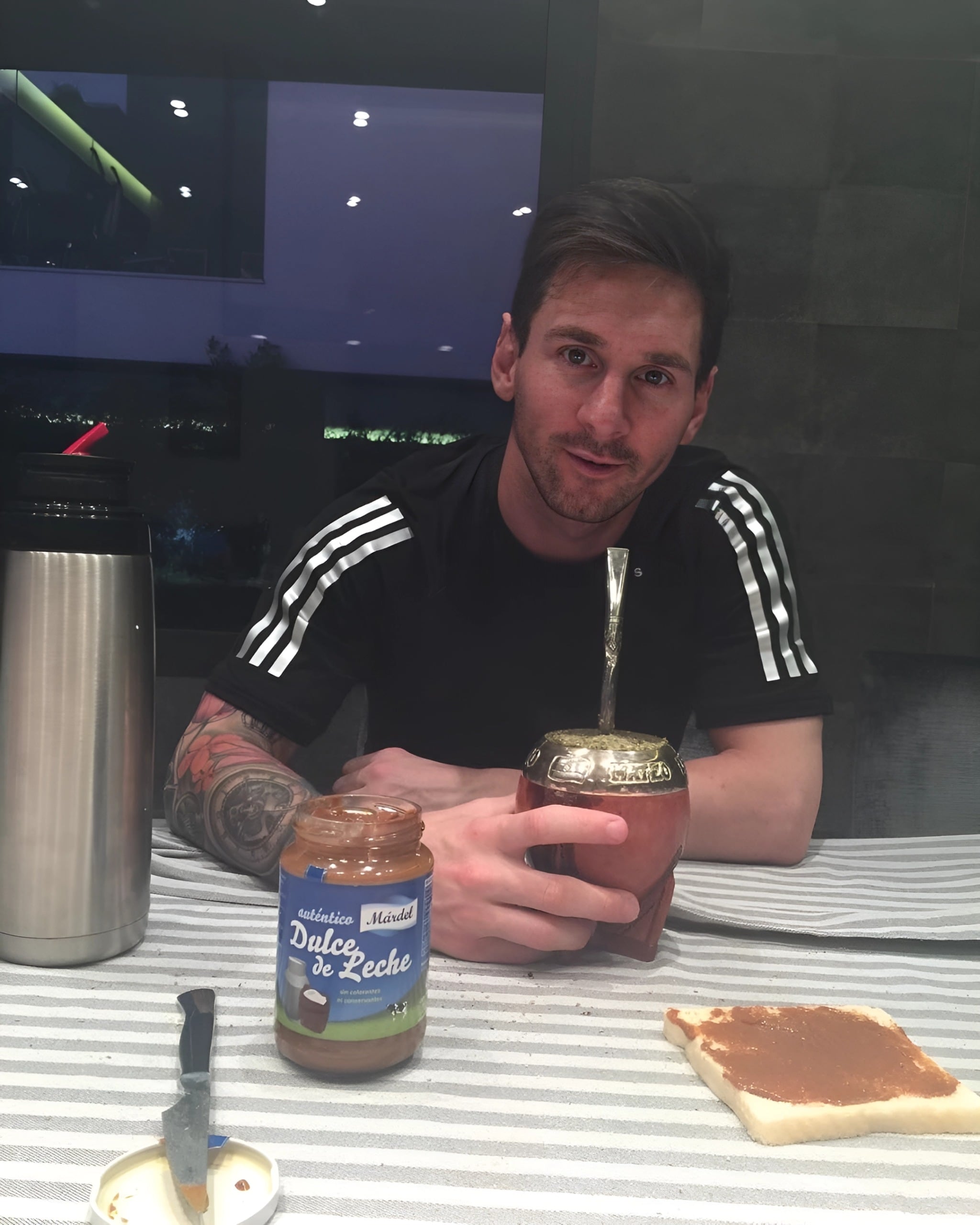 La foto publicada por Lionel Messi en 2016 disfrutando de mates, tostadas y dulce de leche Márdel.