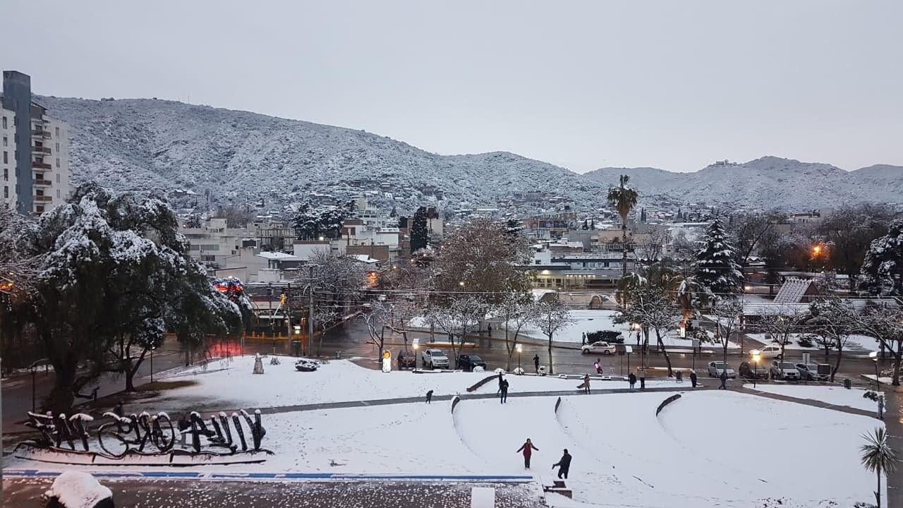 Tras la intensa y copiosa nevada en Villa Carlos Paz, desde la madrugada de este 16 de junio.