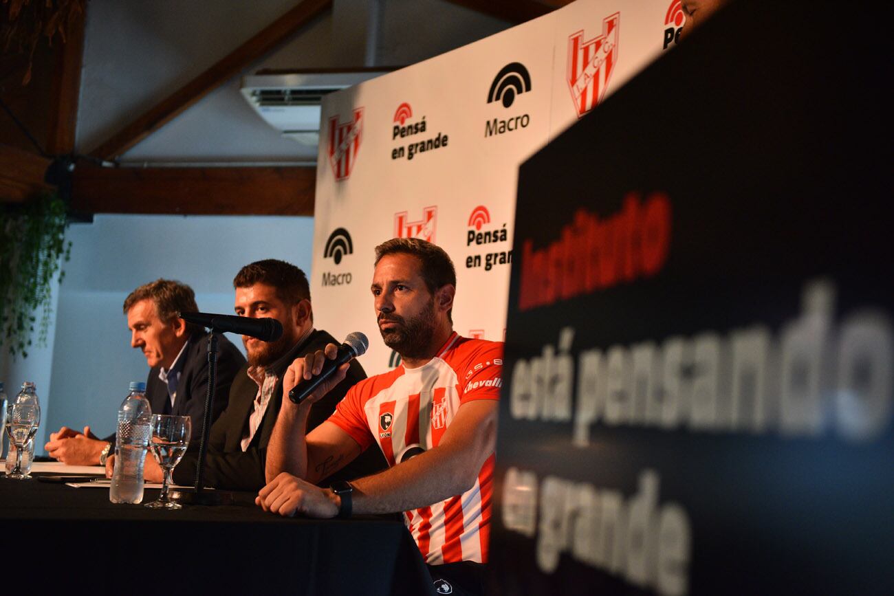 Banco Macro es el nuevo sponsor en la camiseta de Instituto. (José Gabriel Hernández / La Voz)
