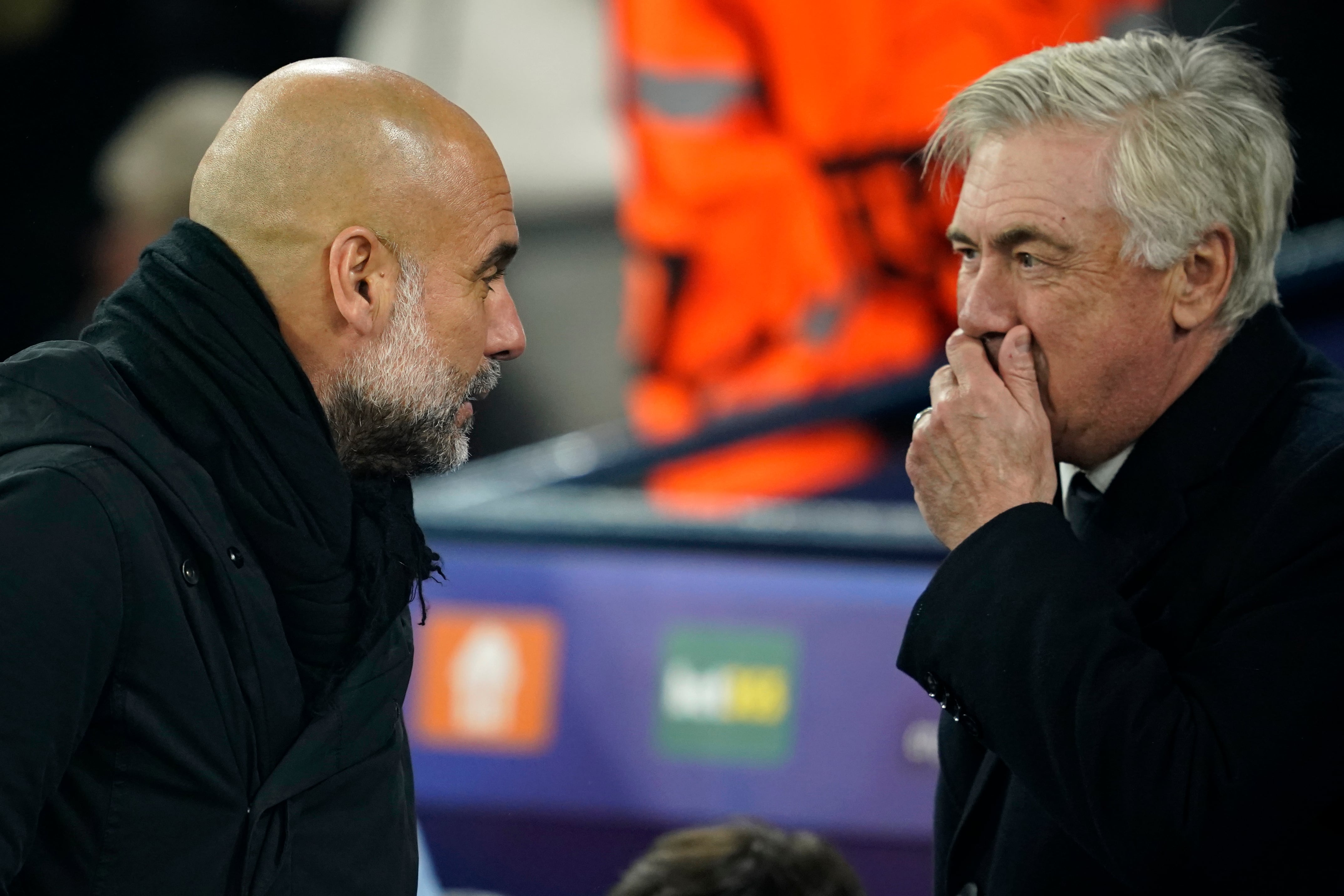 El entrenador del Real Madrid, Carlo Ancelotti, a la derecha, habla con el entrenador del Manchester City, Pep Guardiola, antes del inicio del partido de ida de los playoffs de la Liga de Campeones entre el Manchester City y el Real Madrid en el Etihad Stadium de Manchester, Inglaterra, el martes 11 de febrero de 2025. (AP Foto/Dave Thompson)