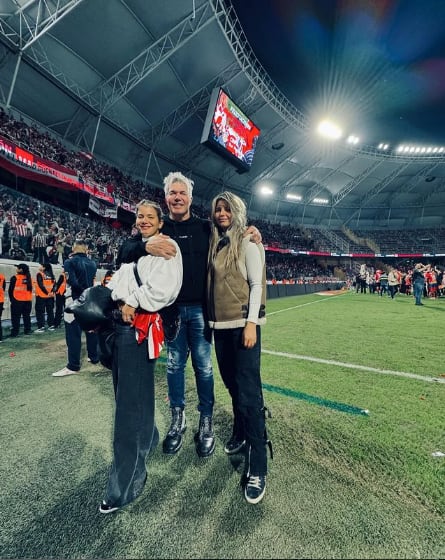 Fernando Burlando junto a sus dos hijas.