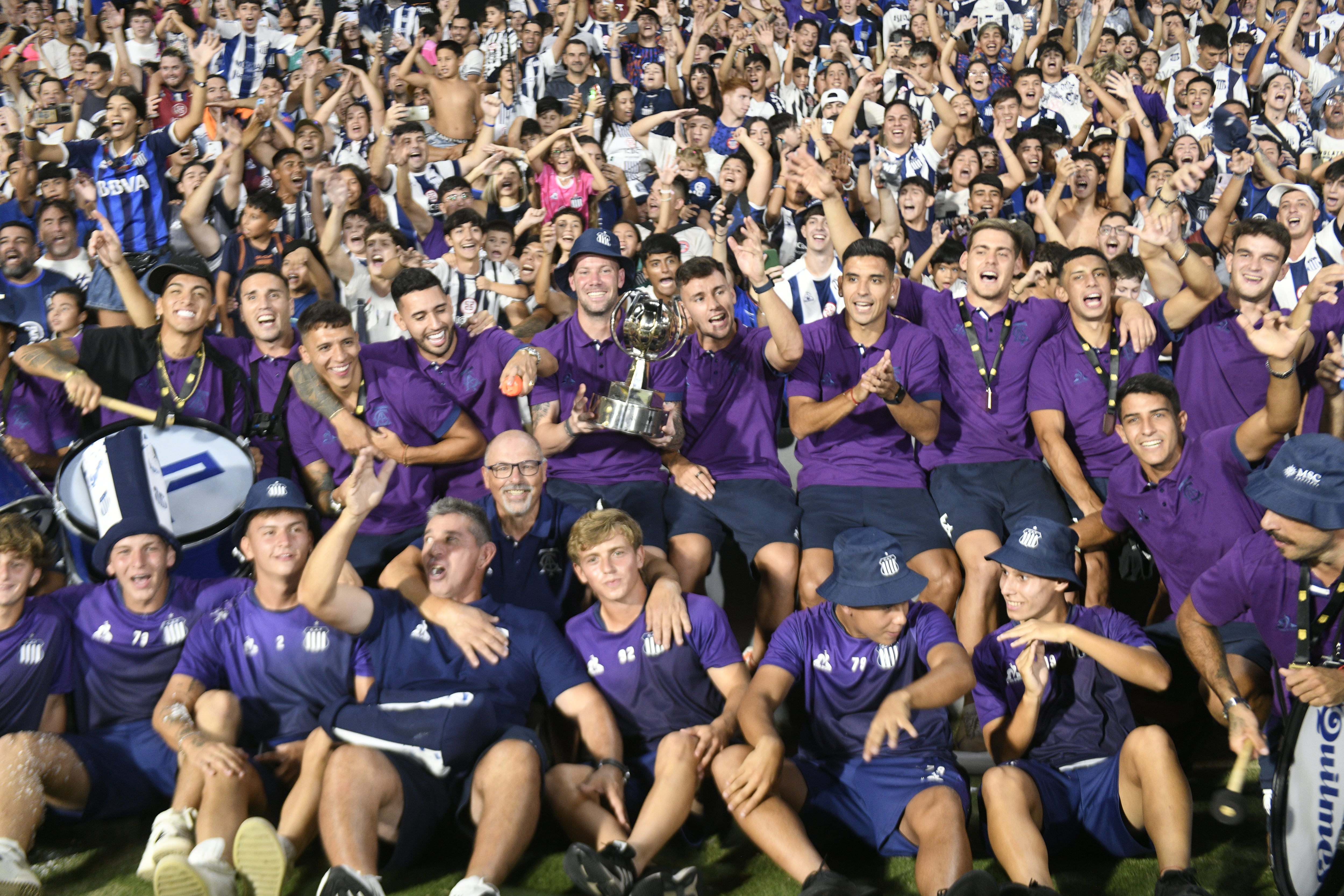 Talleres festejó en el Kempes con su hinchada la obtención de la Supercopa Internacional después de ganarle a River en Paraguay. Foto Javier Ferreyra