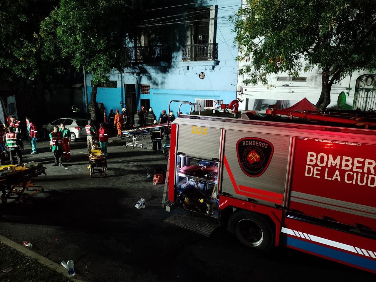 Un derrumbe en Floresta dejó 2 muertos y al menos 20 heridos.