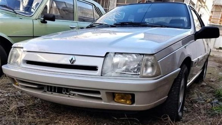 El renault con el que detuvieron a Maradona en Caballito.