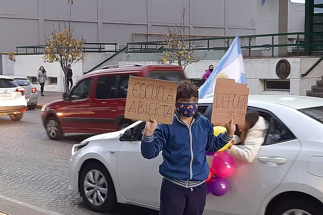 Bocinazo de padres organizados en Rafaela